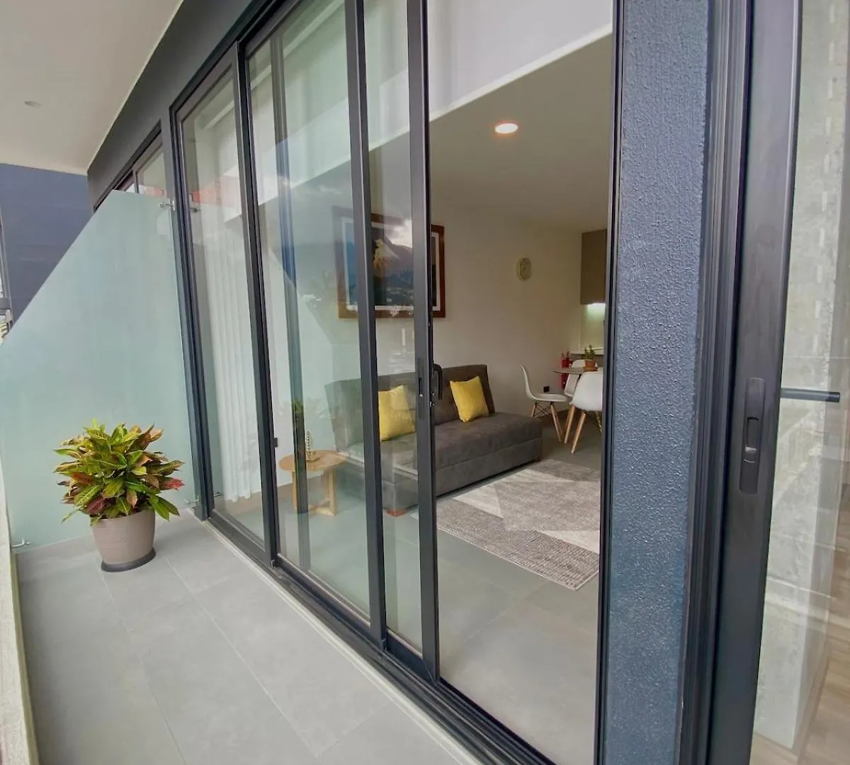 Suite De Lujo Con Balcon En Edificio Neo Quito Apartment
